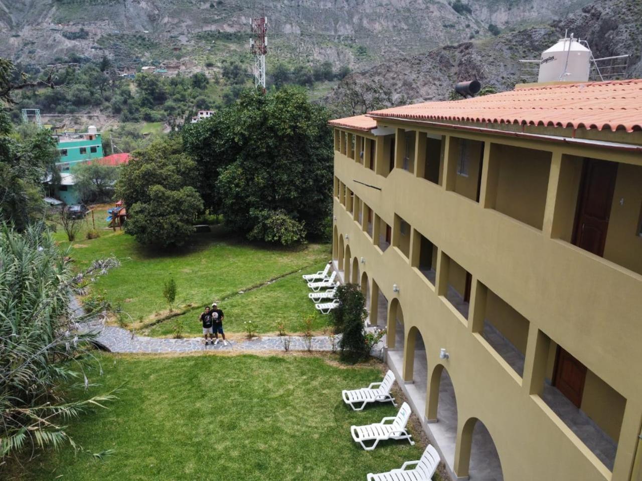La Curva Hotel *